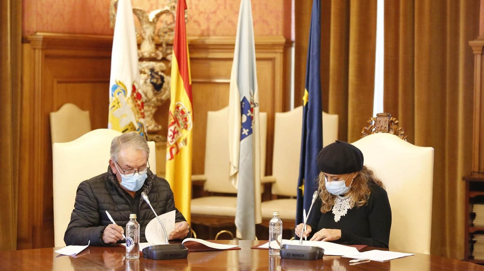 El alcalde de Fornelos y la presidenta de la Diputación durante la firma del convenio.