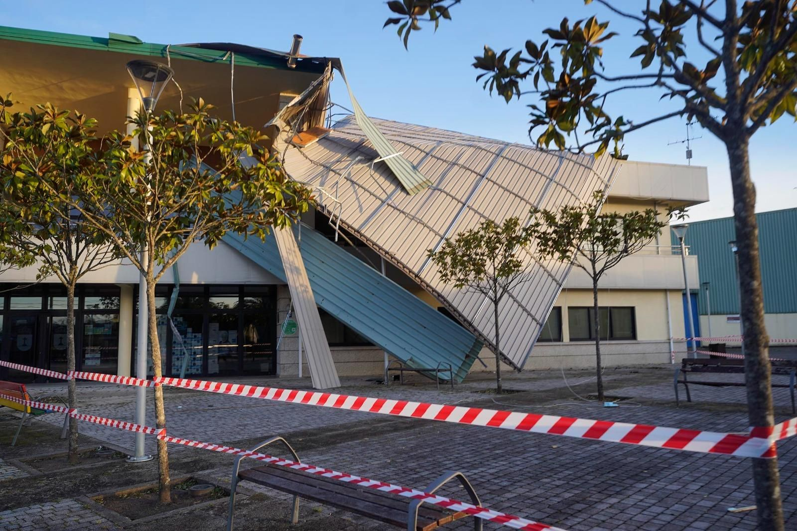 El tejado salió volando por una fuerte racha de viento, provocando el cierre del edificio.