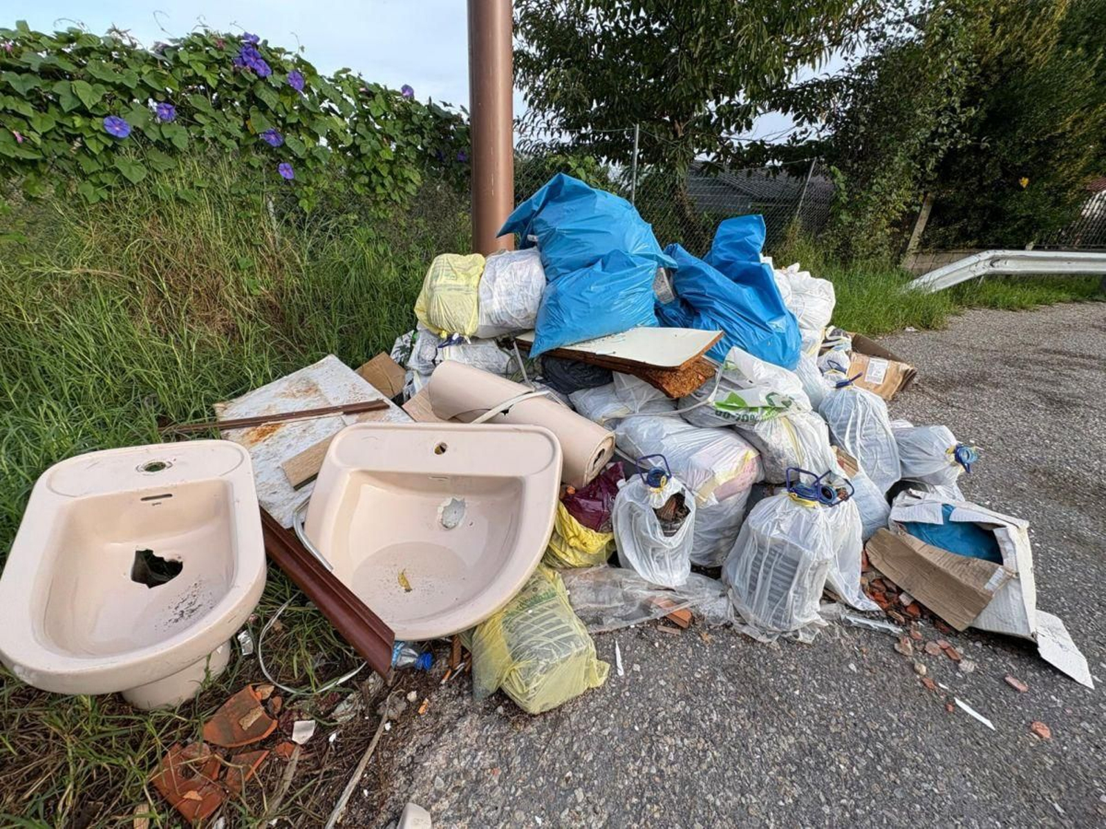 Vertido que se está investigando situado frente a la gasolinera.