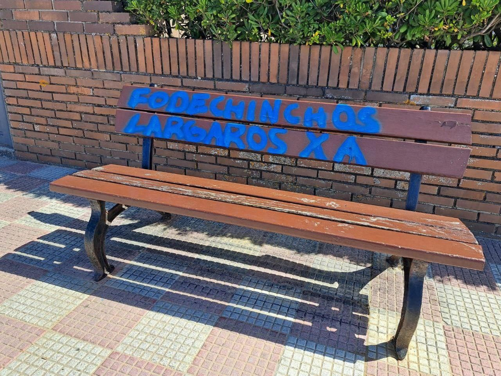 Pintada en un banco de Panxón.