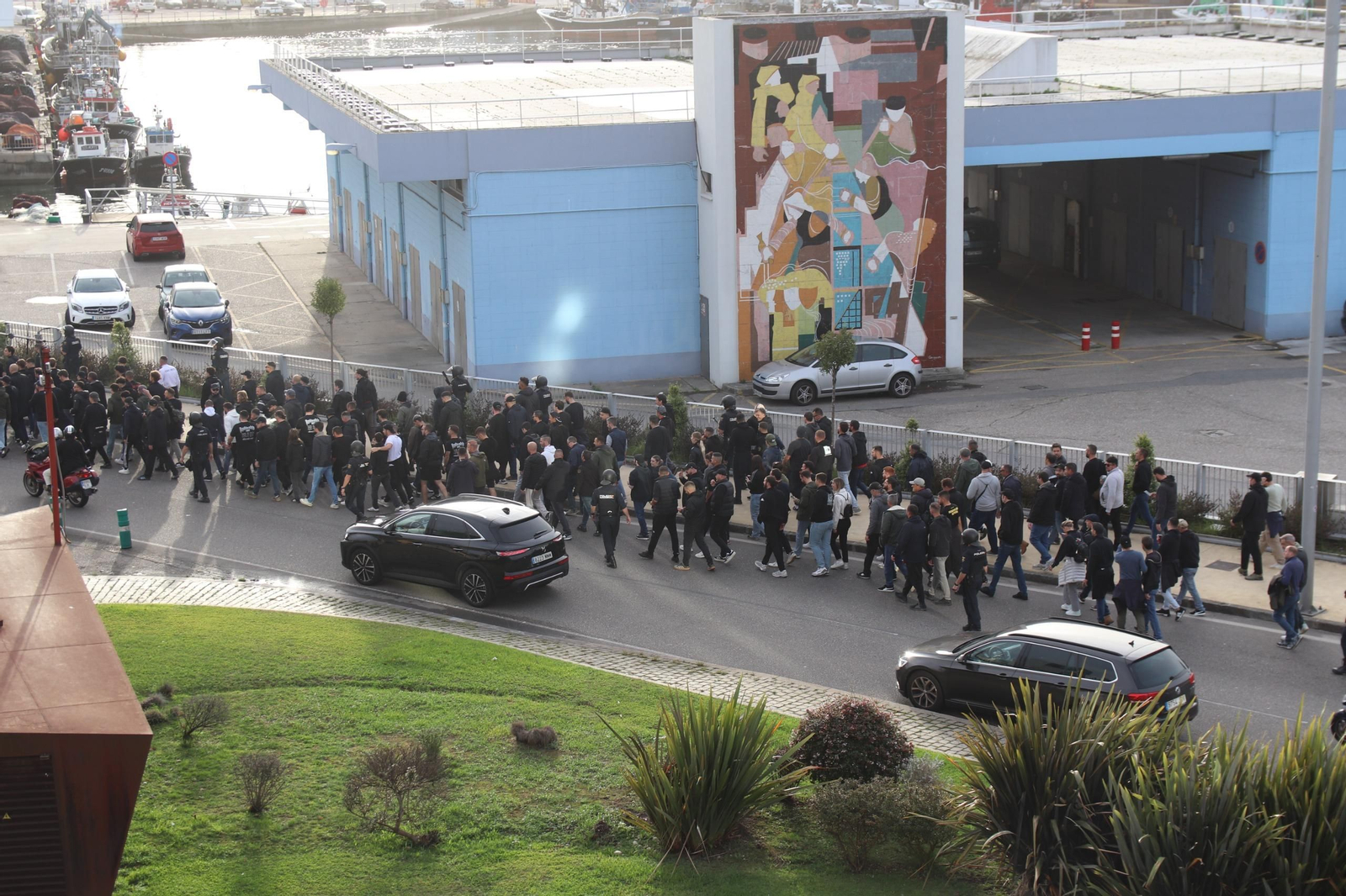 Los seguidores del Niza, en medio de un gran despliegue policial.