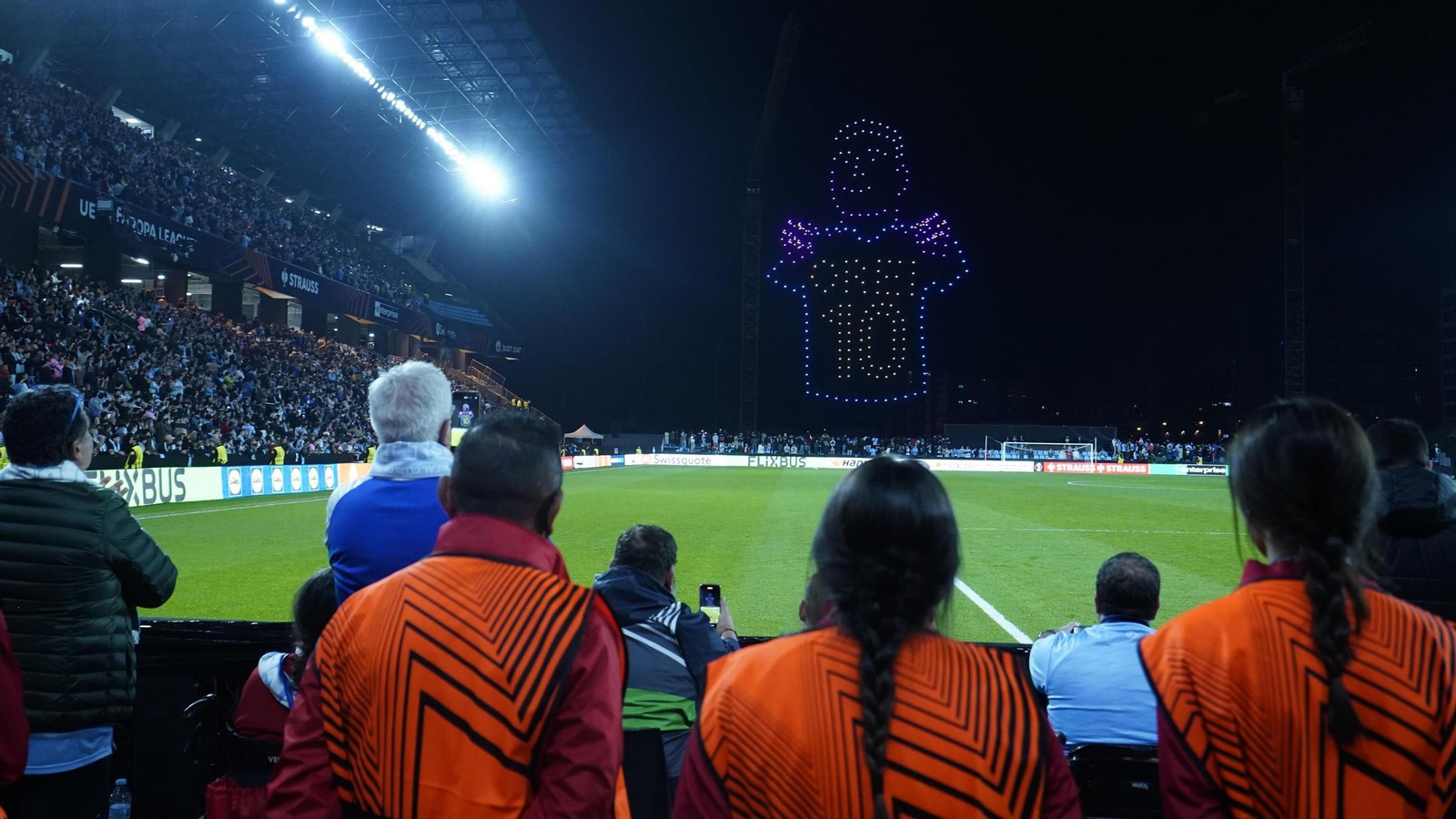 Iago Aspas seguiu a súa homenaxe dende o centro do campo mentres a maioría dos afeccionados quedaron nas bancadas para acompañalo tras o partido. O evento resultou moi emotivo.
