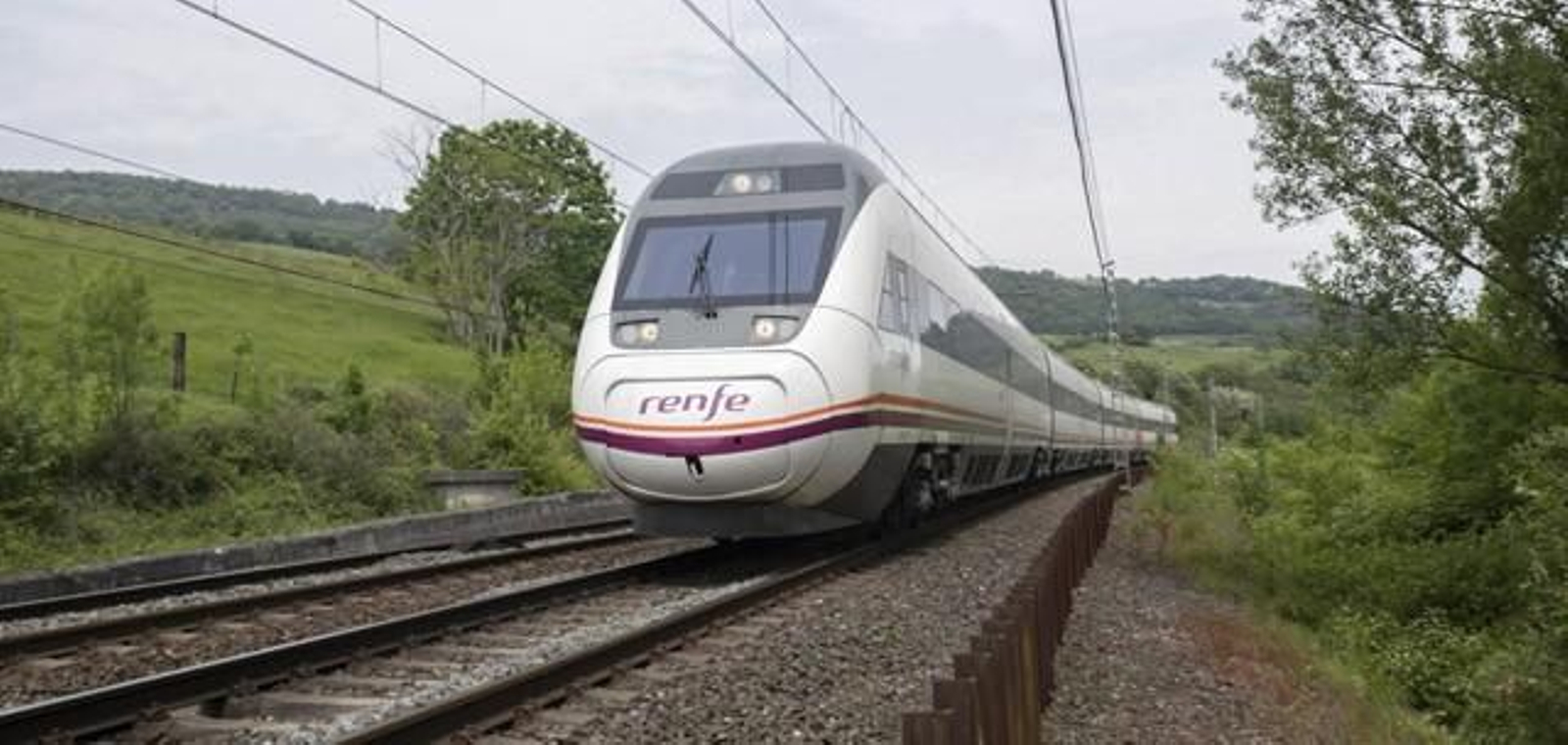 Un tren de Media Distancia recorre el Eje Atlántico entre Vigo y A Coruña