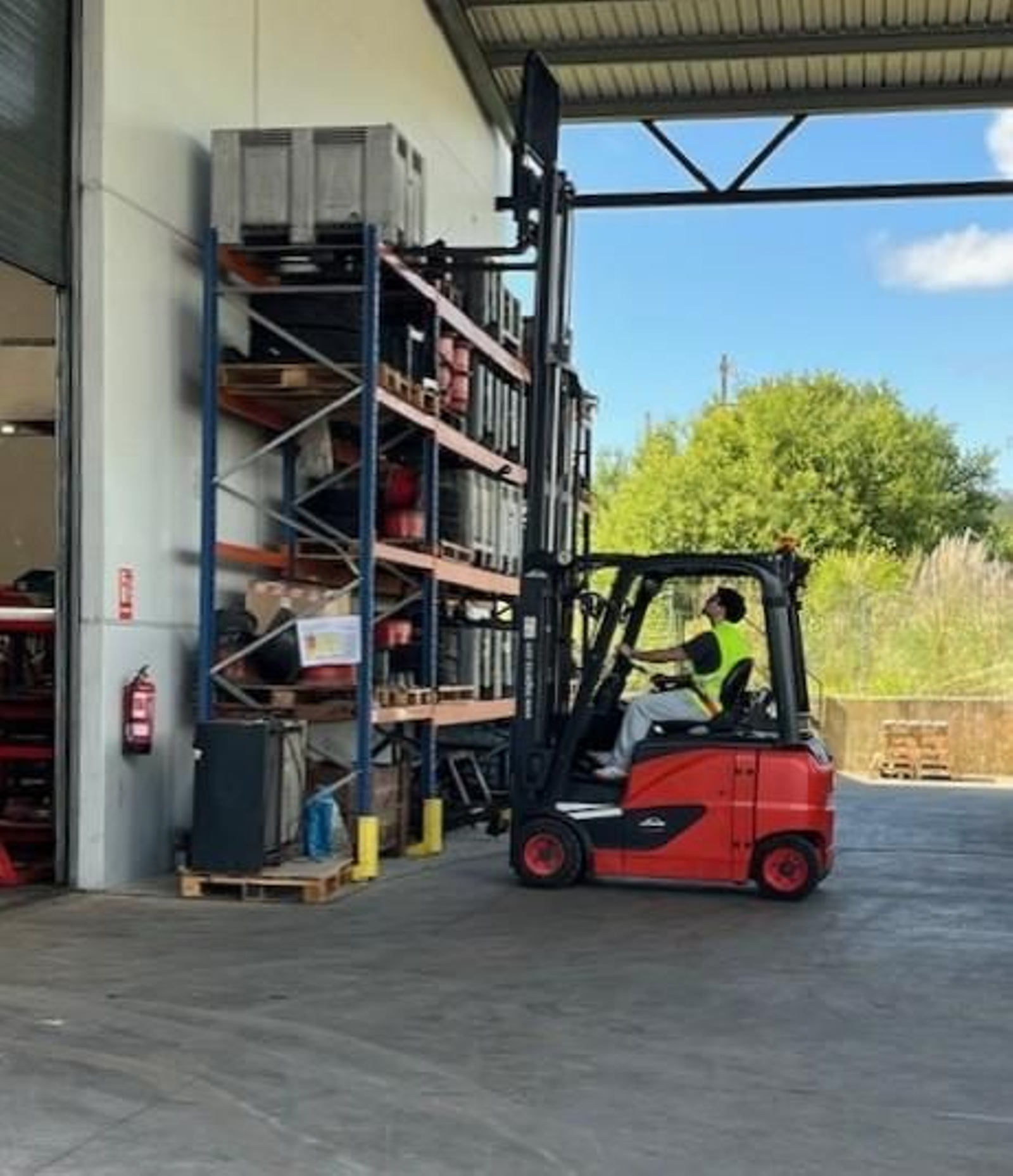 Uno de los parcipantes en el Programa de Empleo Integrado durante las prácticas.