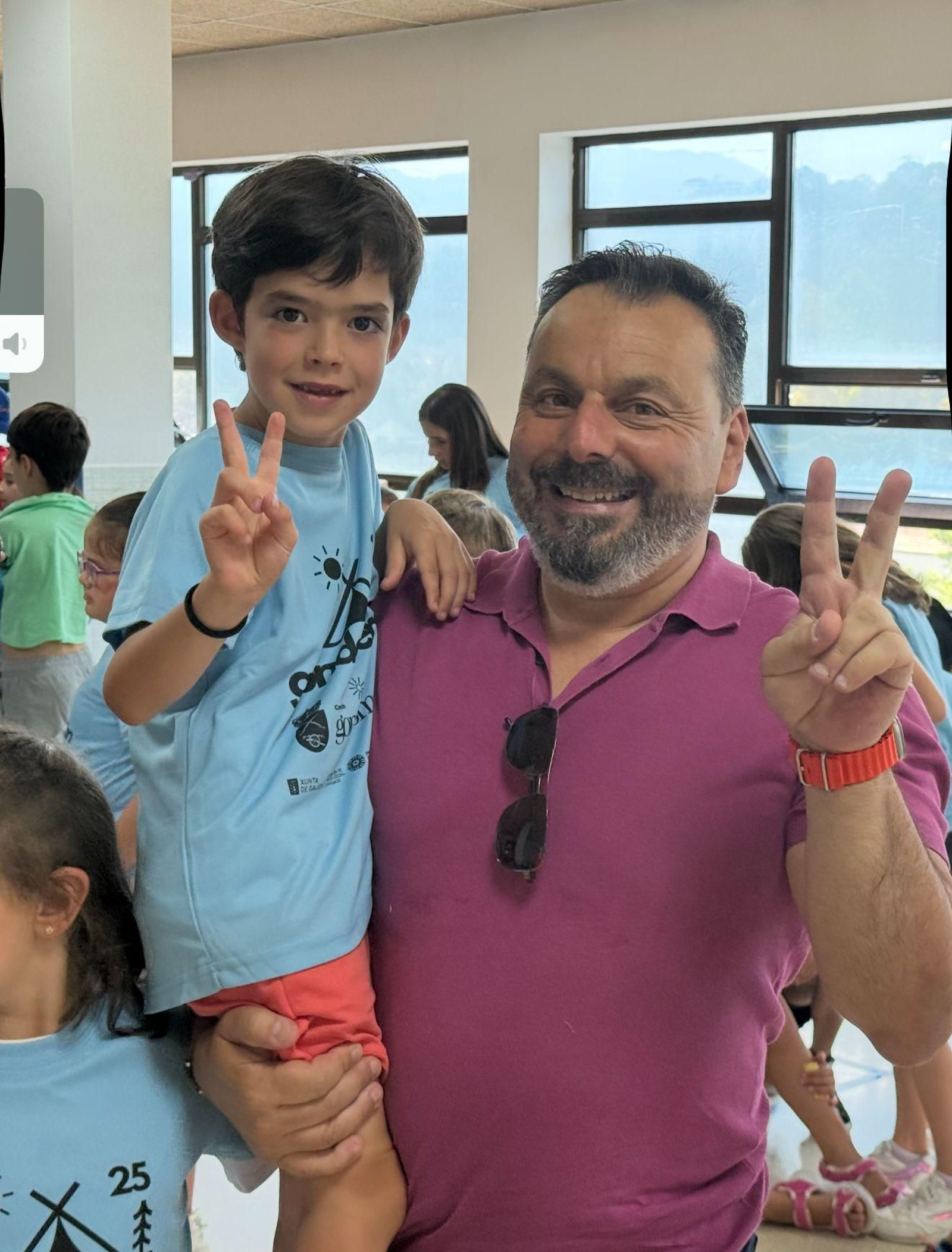 El alcalde Paco Ferreira con uno de los participantes.