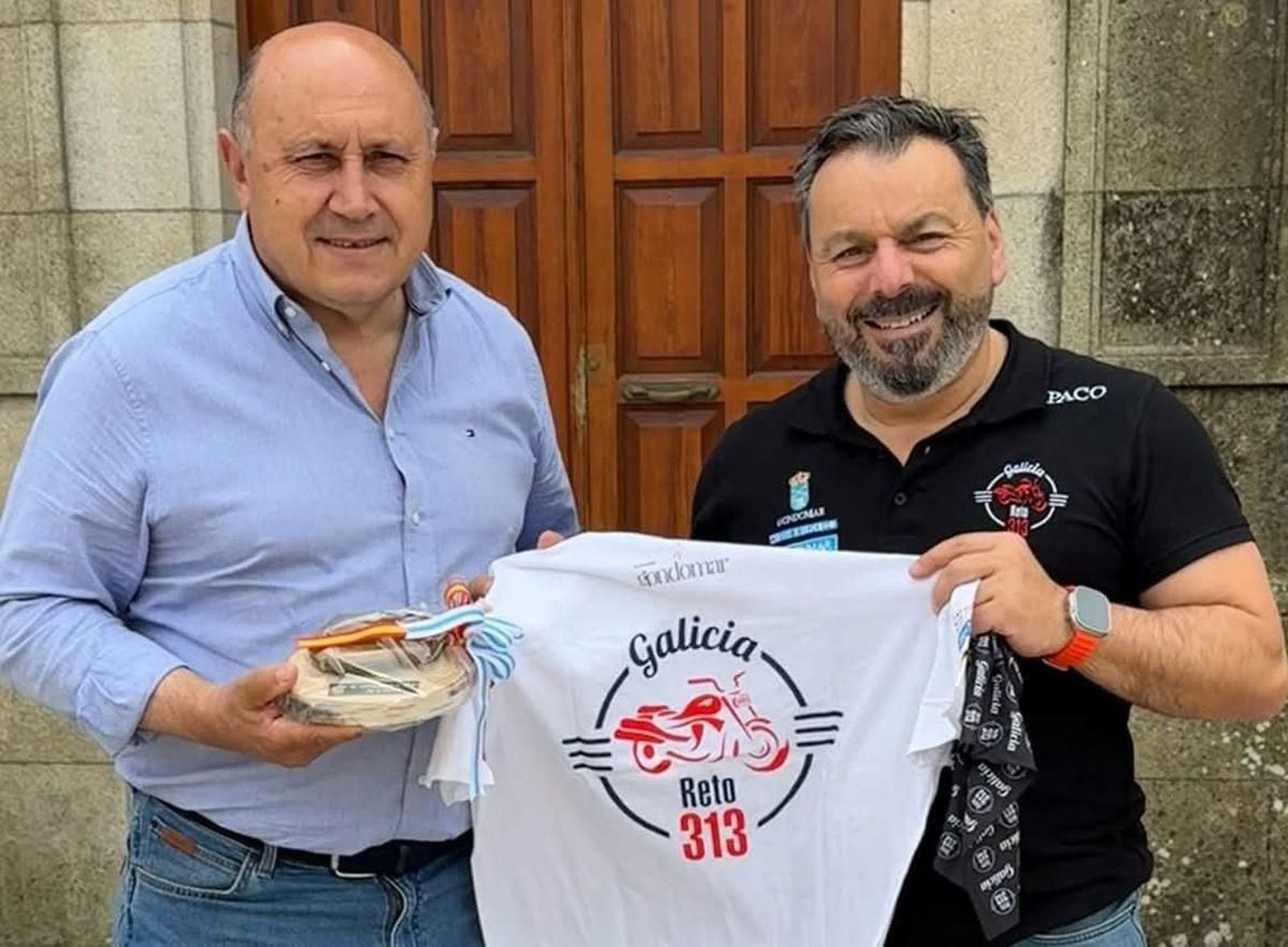 Intercambio de regalos entre los alcaldes de Arbo, Horacio Gil y Gondomar, Paco Ferreira.