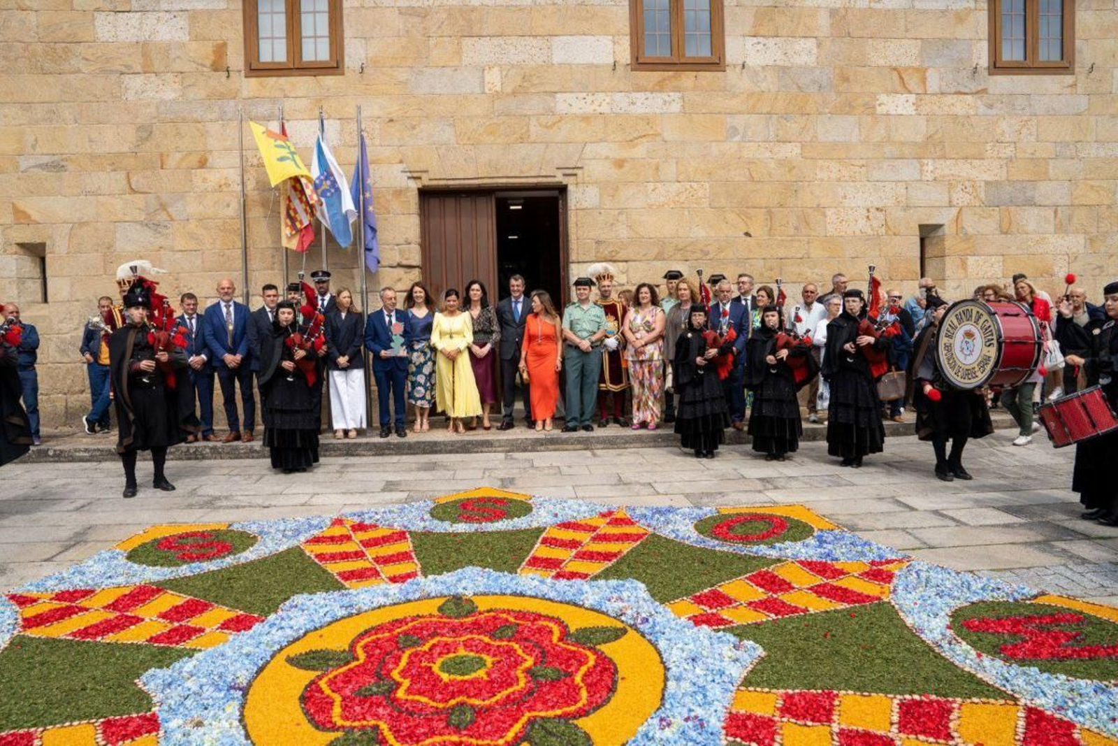 Recepción oficial de autoridades e invitados a la entrada del Pazo de Mos, ante  la alfombra de flores, regalo de Ponteareas, dedicada a la ‘Rosa de Mos’.