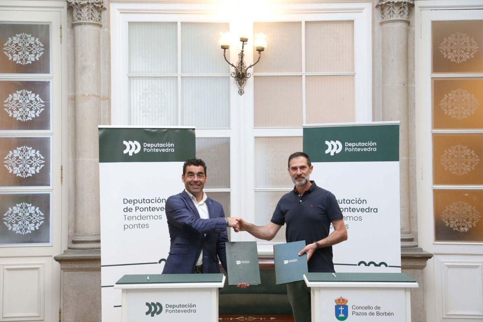 Luis López y Luciano Otero en la firma del convenio.