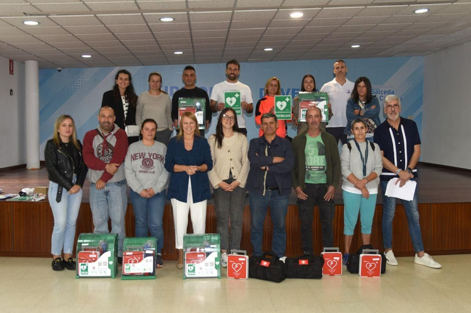 Loli Castiñeira junto a la médica, Estela Simón, el gobierno local y los comuneros.
