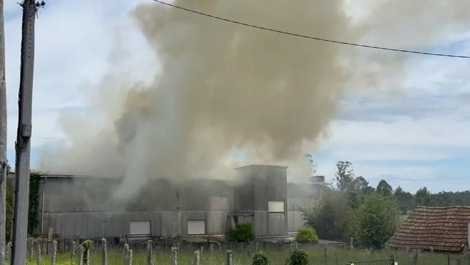 Incendio en una fábrica de muebles en Salceda.