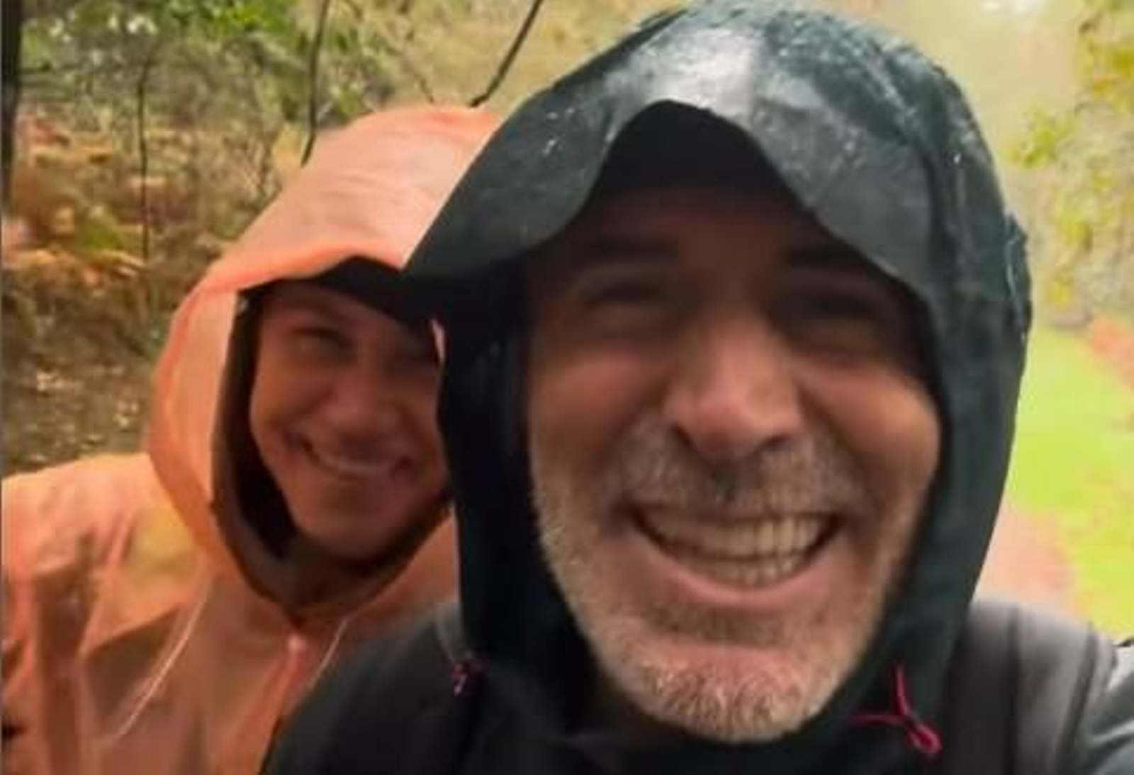 Martina Klein y Alex Corretja en el Camino de Santiago.