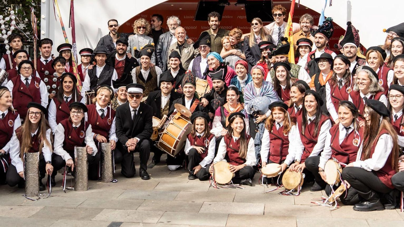 La Rondalla de Santa Eulalia de Mos en el Festival de Cine de San Sebastián para presentar 'Rondallas' con todo el equipo.