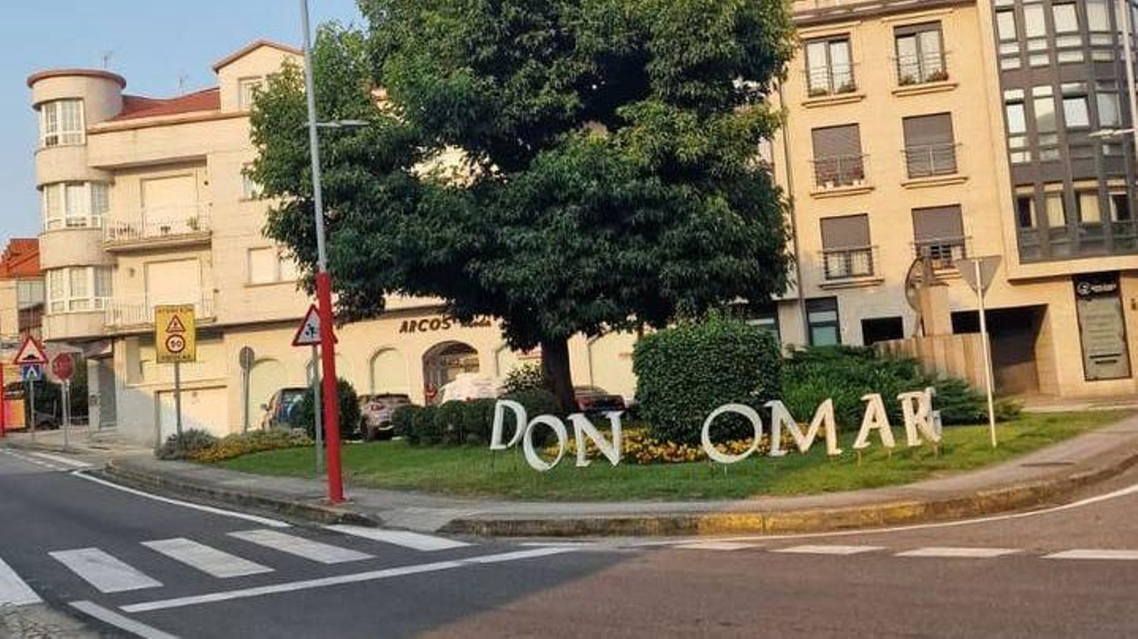 Rotonda de Gondomar en la que ahora se lee "Don Omar".