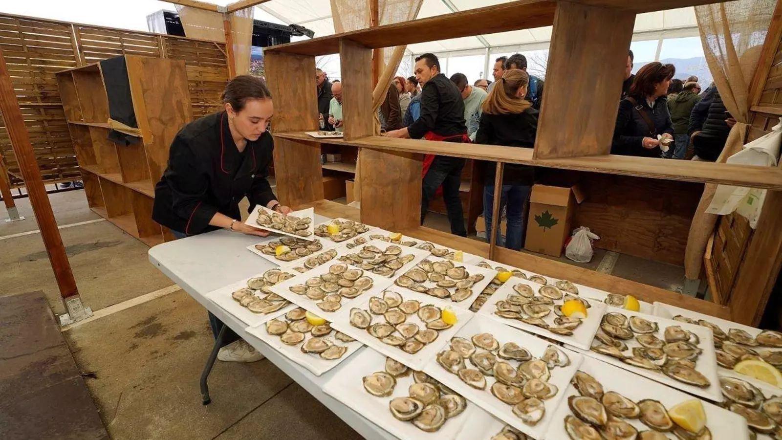 Bandejas de ostras en los puestos de venta en la última edición de la fiesta.