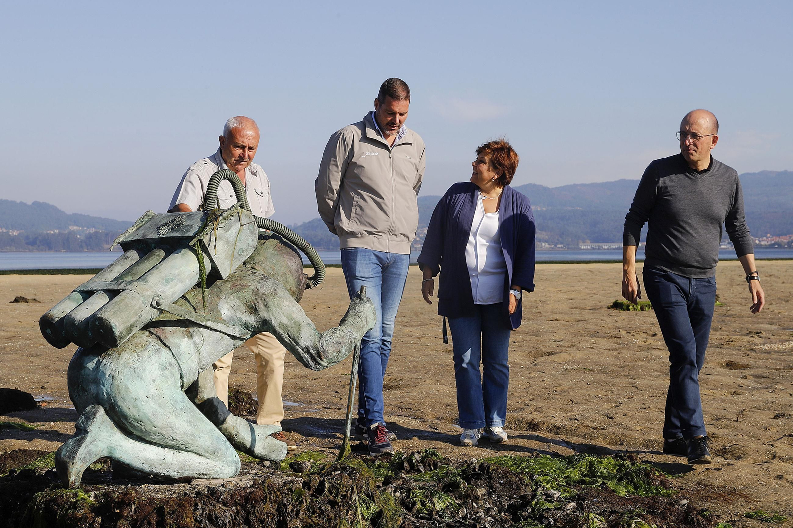 El conselleiro, en la visita al grupo escultórico que ha sido reinstalado frente a San Simón.
