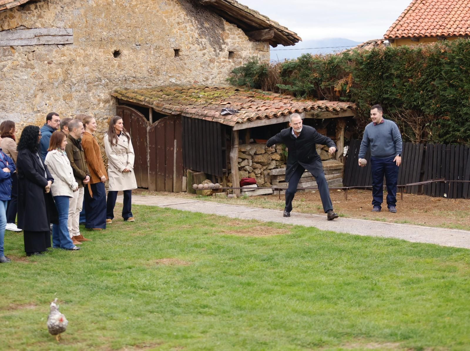El rey Felipe VI se anima a jugar a los bolos asturianos en su visita a Valdesoto, mientras la princesa Leonor y la reina Letizia miran expectantes.