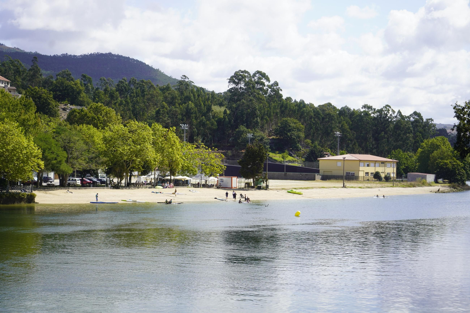 La playa de Pontesampaio, en las proximidades del puente romano, es una de las más frecuentadas de la zona de Redondela y Soutomaior.