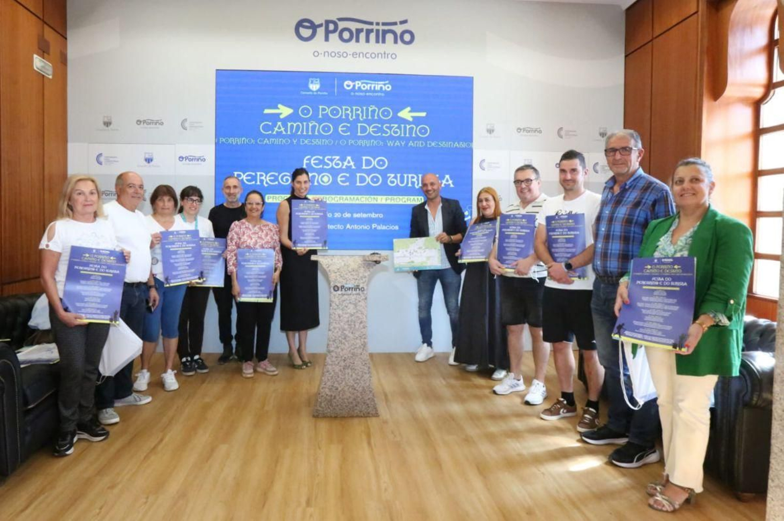 Alcalde, la edil de Turismo y hosteleros, ayer en la presentación de A Festa do Peregrino e do Turista.