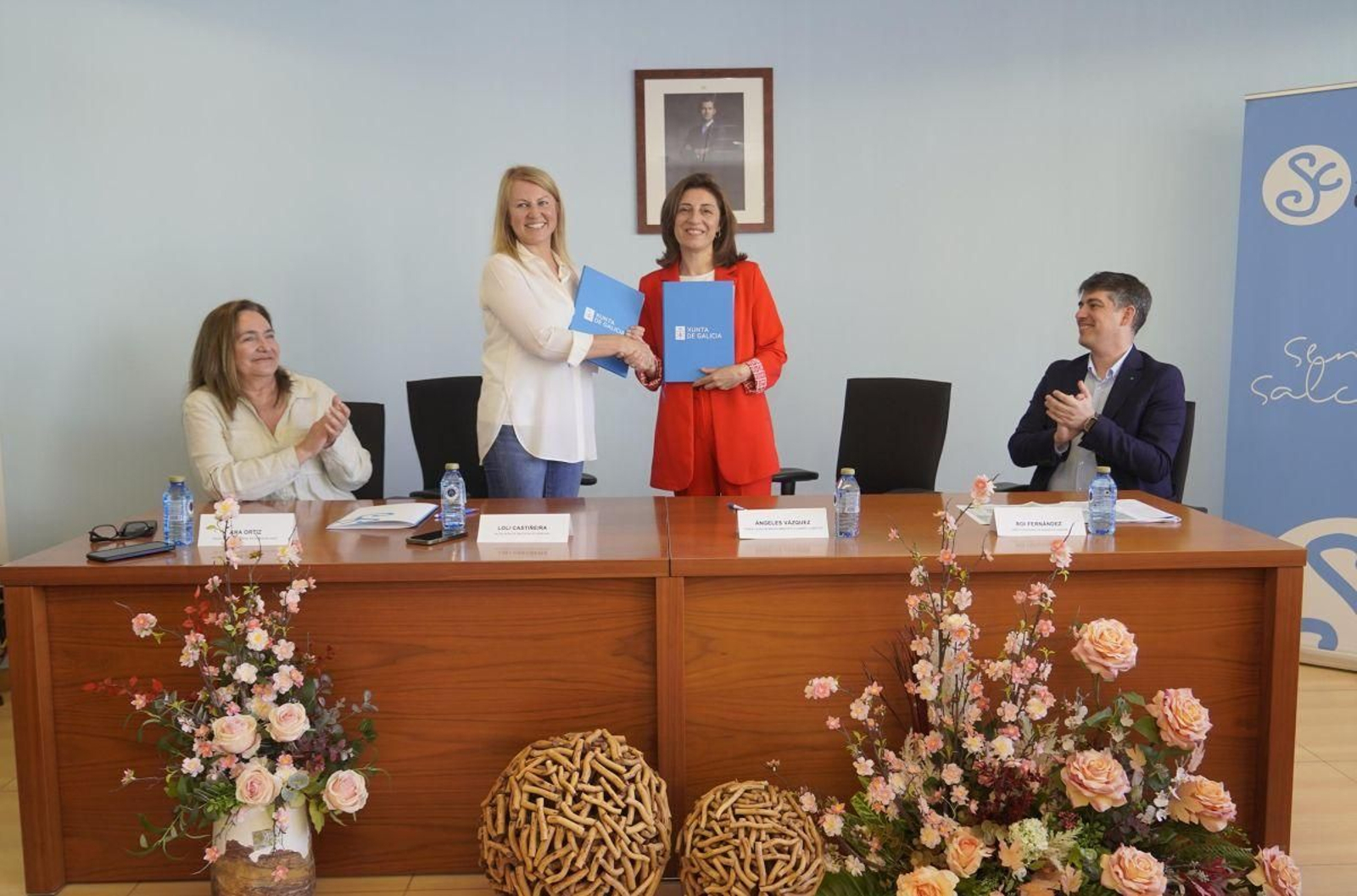 Ana Ortíz, Loli Castiñeira y Ángeles Vázquez (centro), y Roi Fernández, director de Augas de Galicia.
