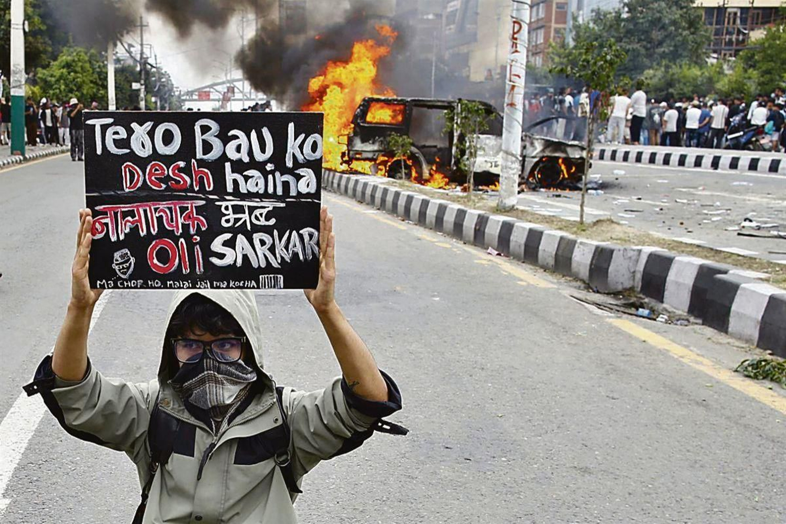 Un joven de la generación Z durante una protesta en Nepal.