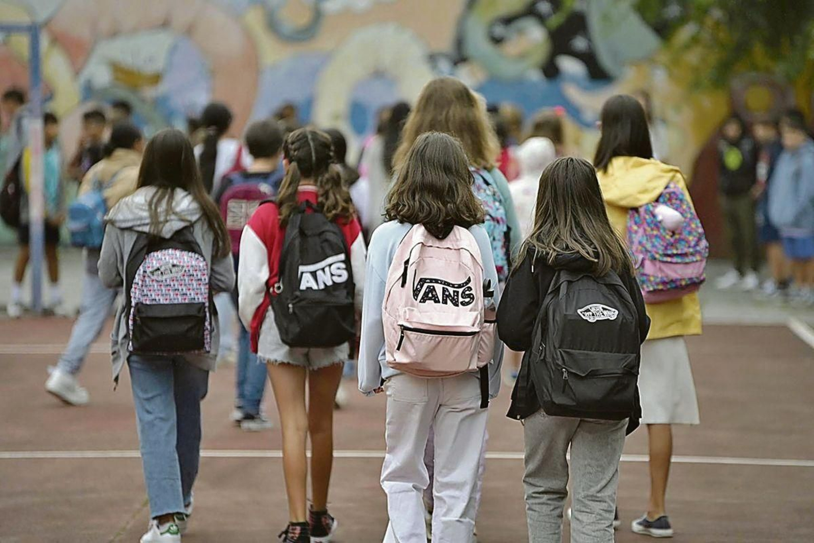 Alumnas de primaria entrando al colegio.