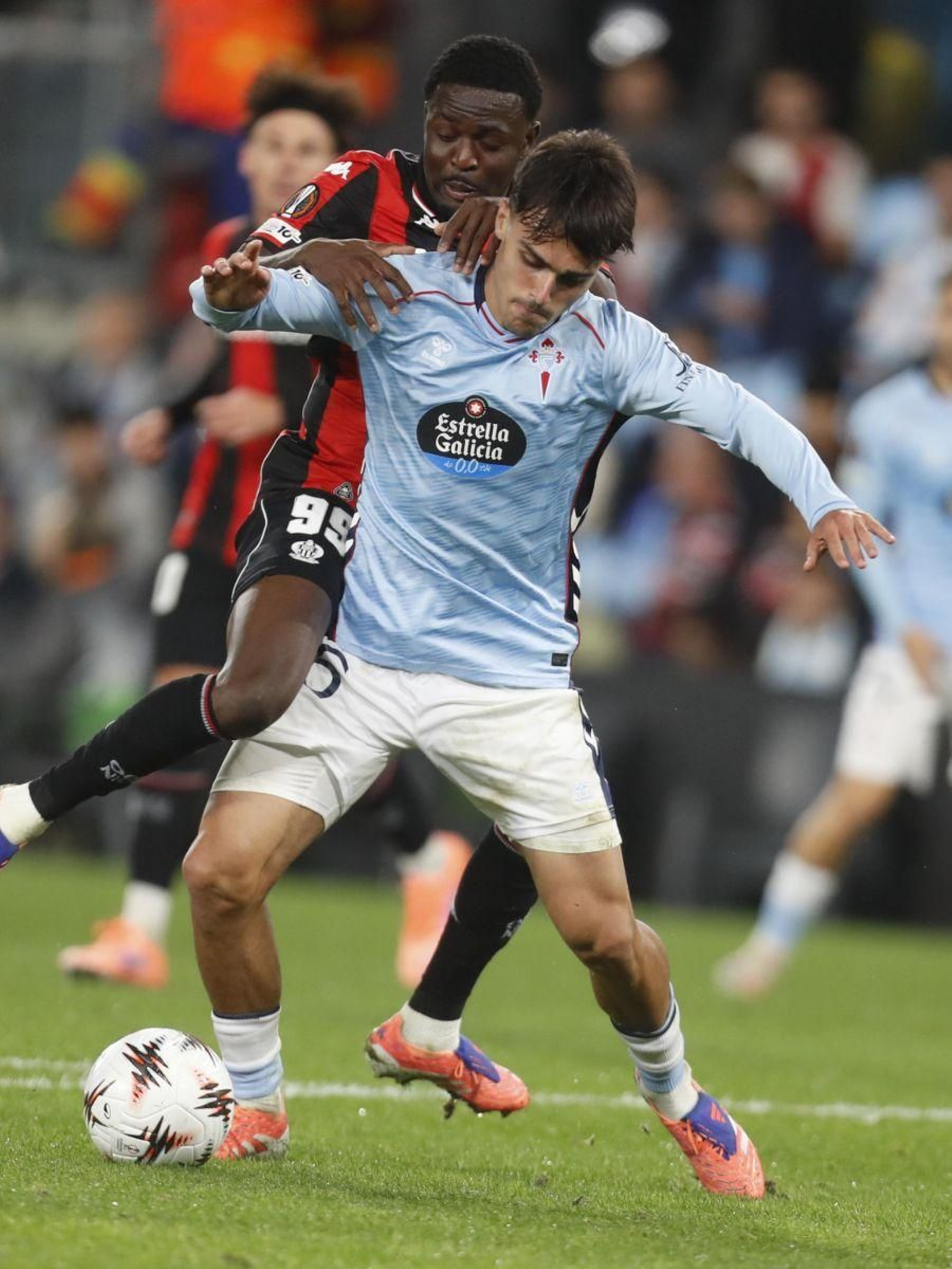 Miguel Román fue uno de los tres debutantes en Europa desde el once.