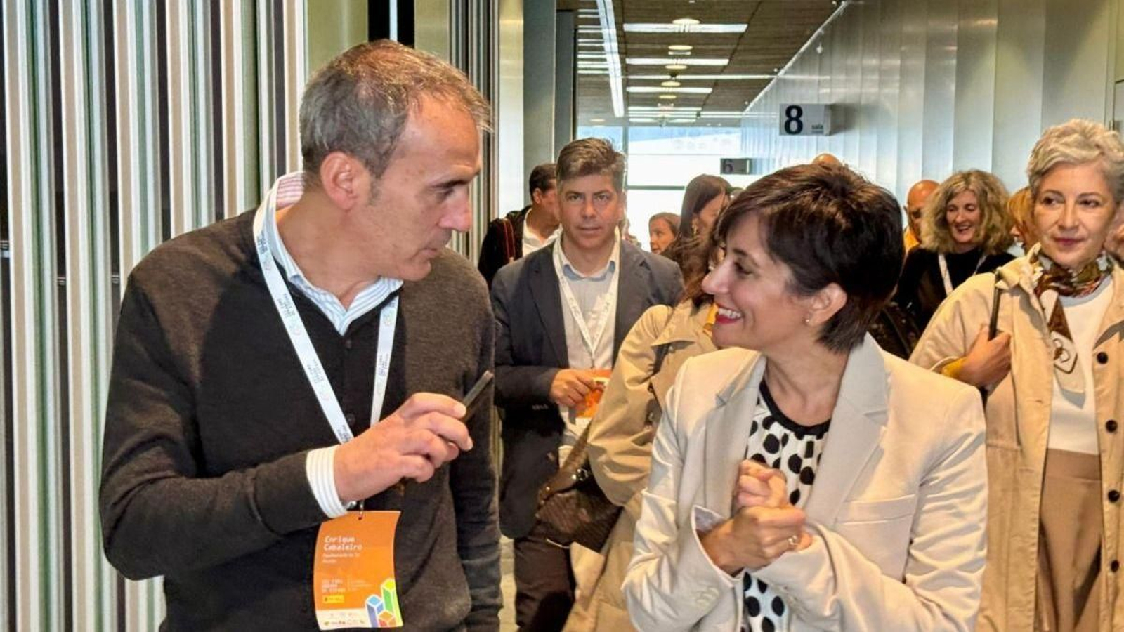 Enrique Cabaleiro y la ministra de Vivienda en el foro.