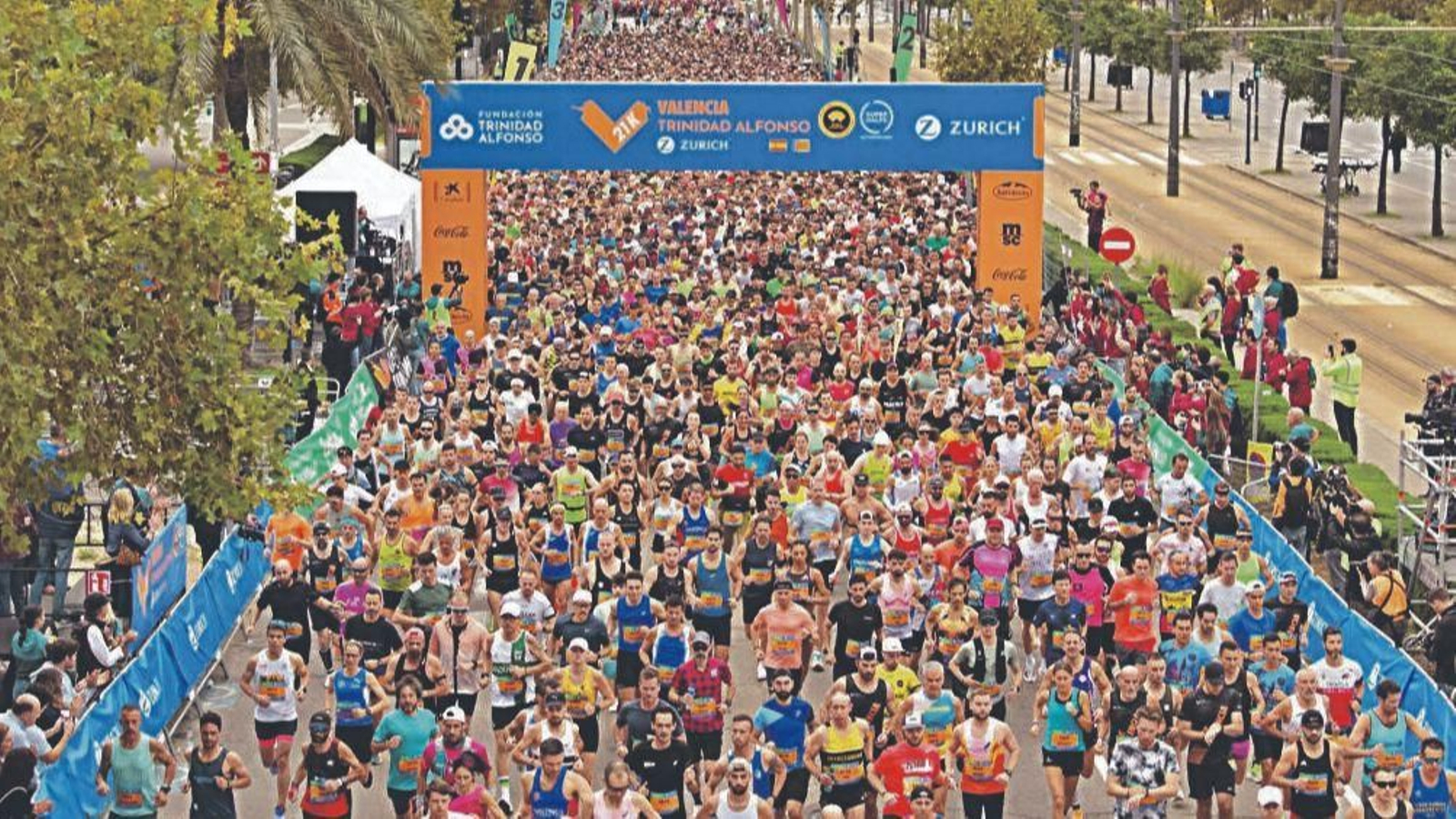 Más de 25.000 personas participaron ayer en la carrera valenciana.