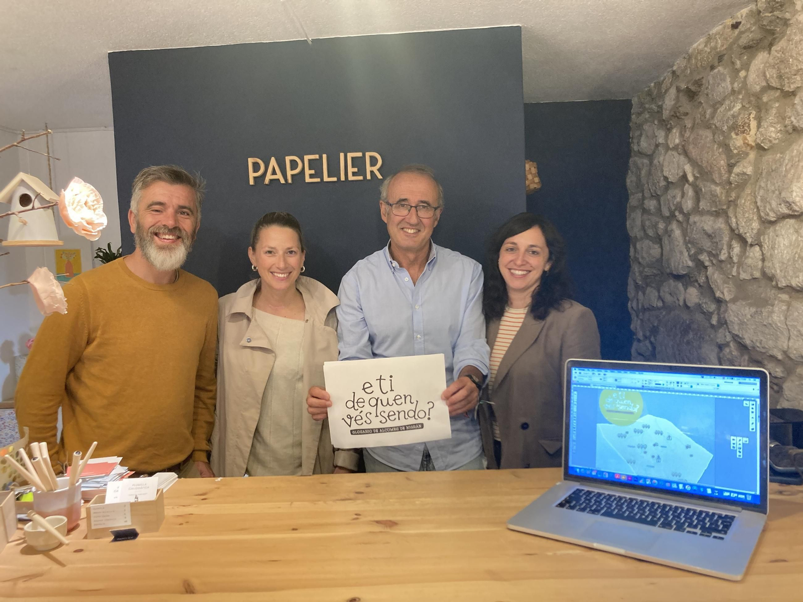 El alcalde, Juan González, con los miembros de la tienda-estudio Papelier.
