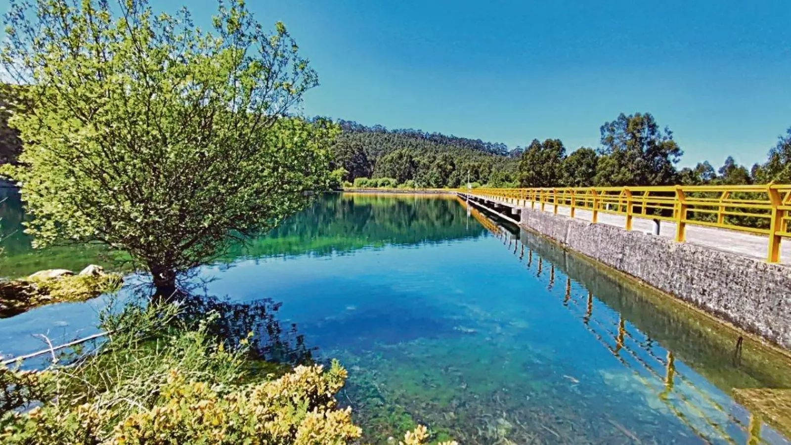 La presa de Baíña abastece al municipio de Baiona, que crece en población en verano.