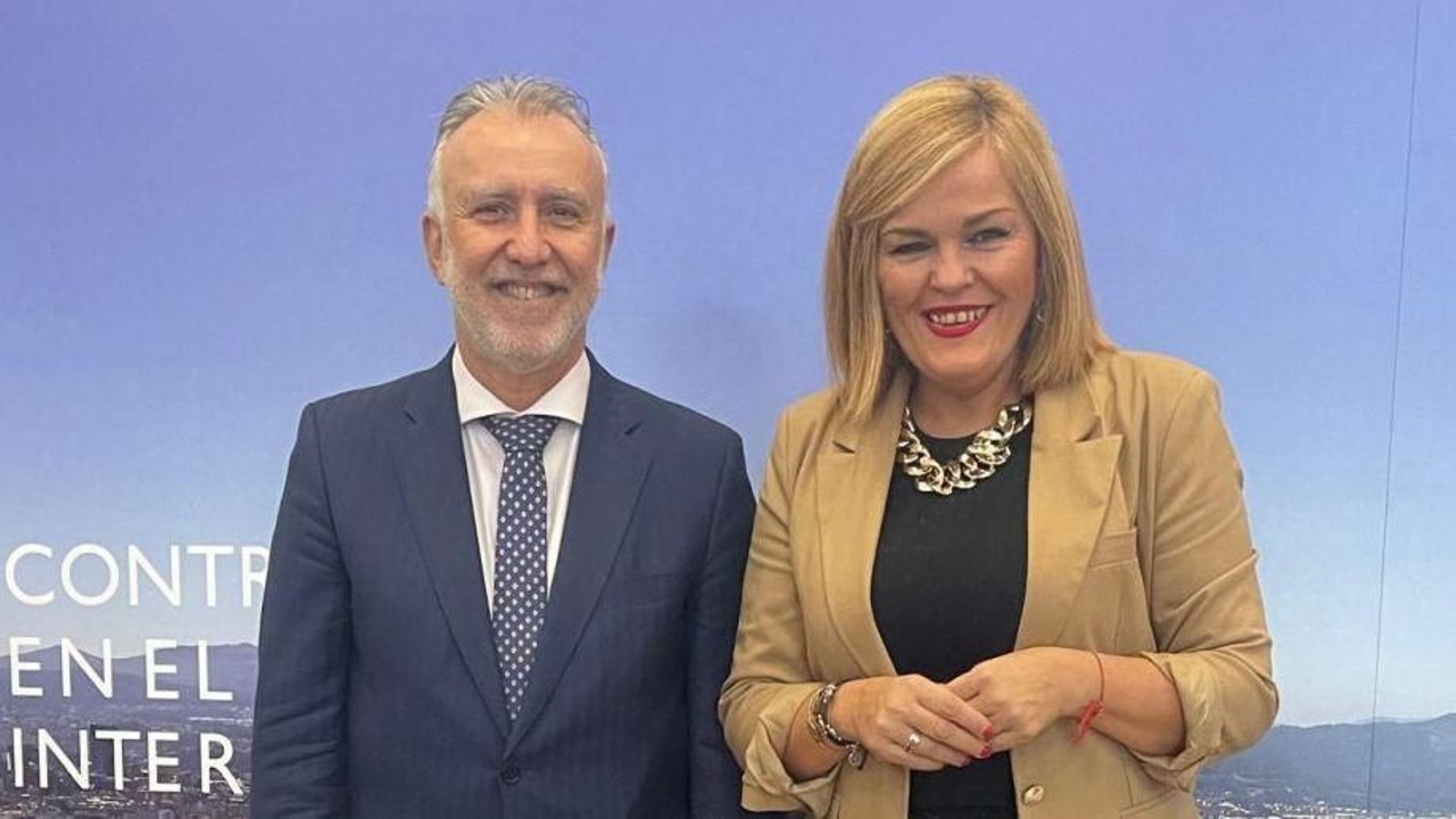 El minisitro de Política Teritorial y Memoria Democrática con Digna Rivas