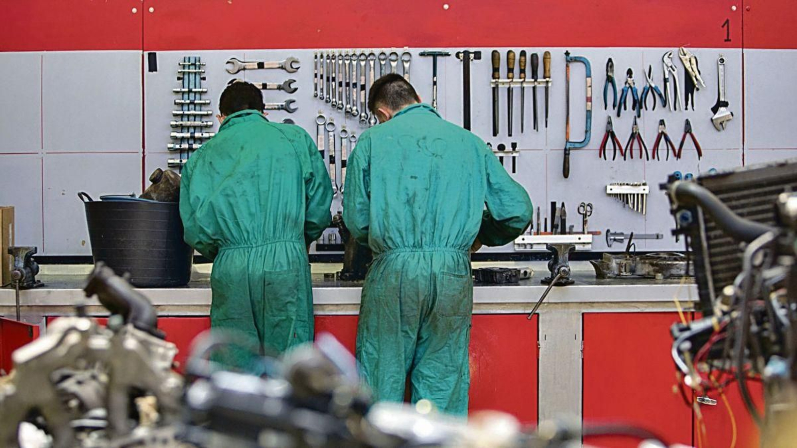 Dos trabajadores en un taller mecánico.