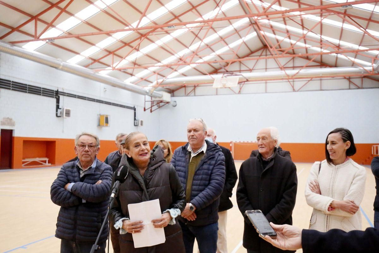 Emiliano Lage y Carmela Silva durante la visita a las instalaciones del pabellón municipal.