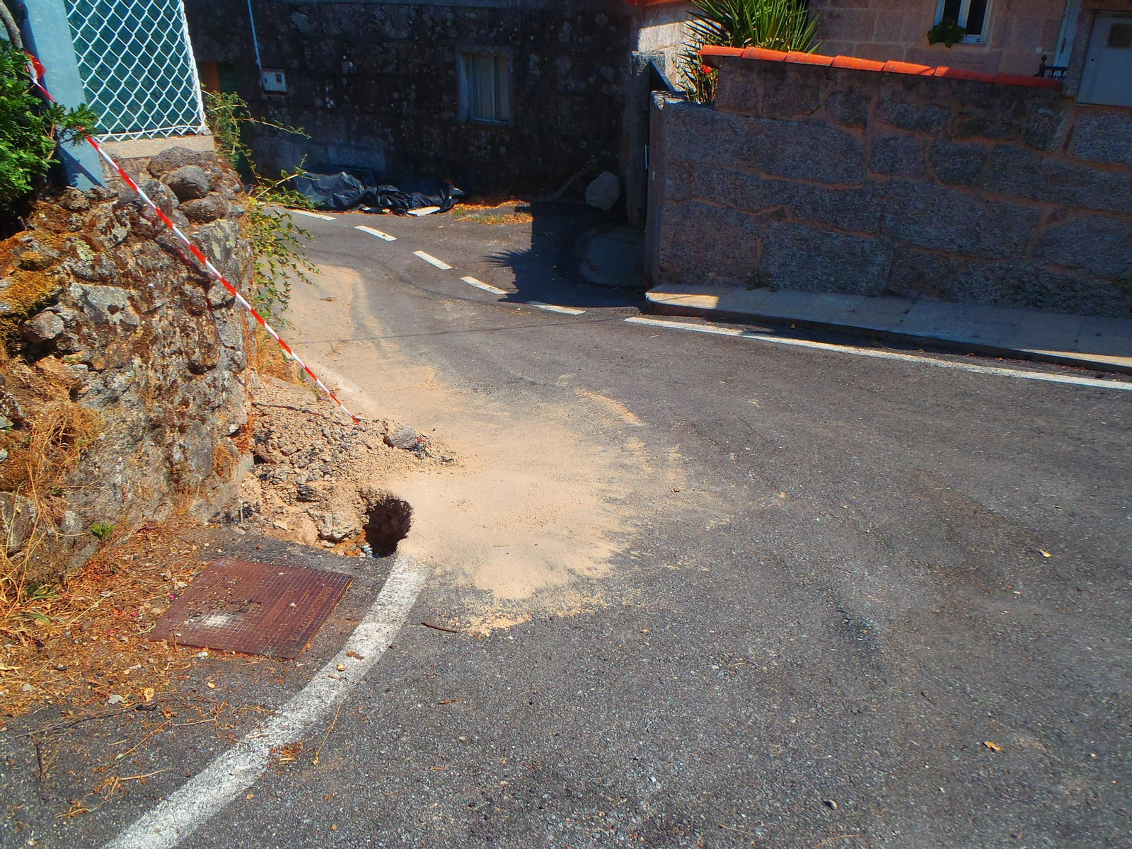 Una de las zanjas para arreglar el problema, todavía persistente.