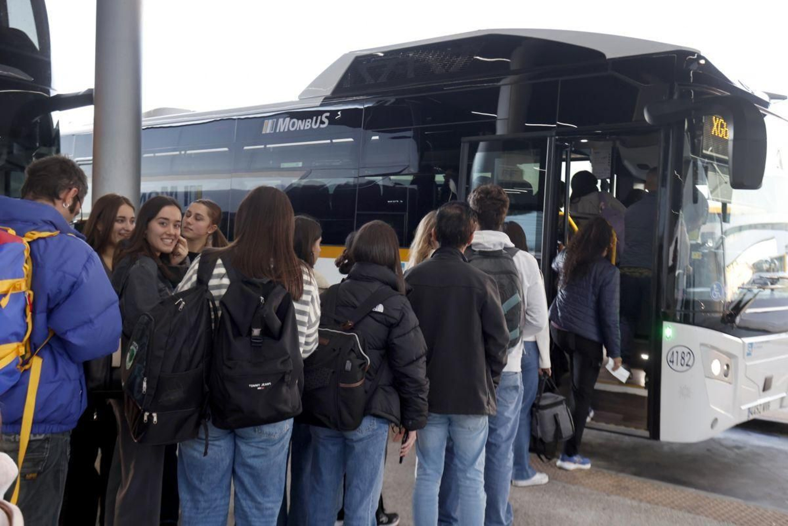 Usuarios entrando a uno de los autocares de Monbus ayer en la estación de autobuses de Vigo.