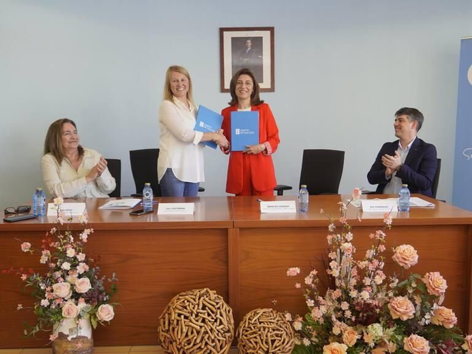 La alcaldesa Loli Castiñeira y la conselleira de Medio Ambiente, Ángeles Vázquez, en la firma del convenio.